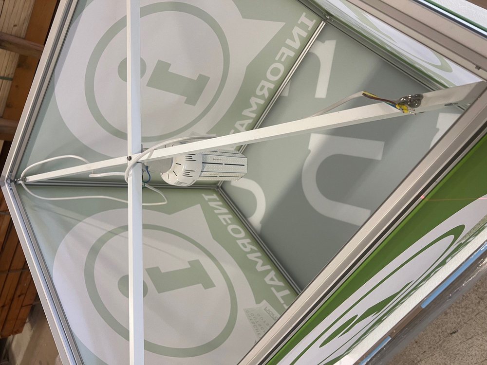 Innenansicht des Textilwürfels: LED-Leuchte und Keder-Nut im Aluminiumprofil