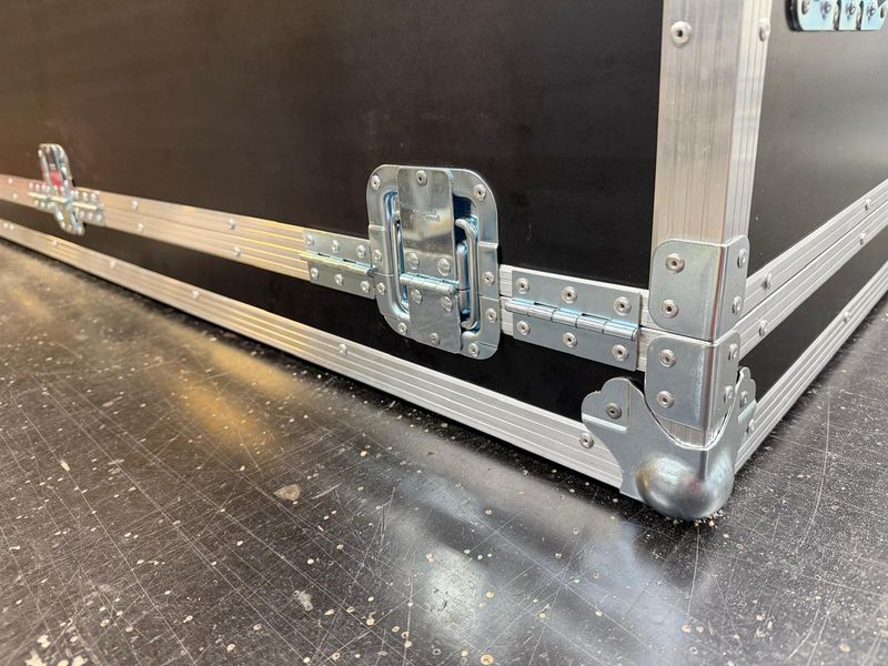 Butterfly-Verschluss und Kugelecke an einem Flightcase