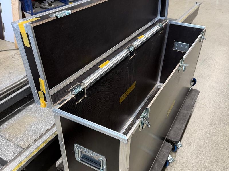 Geöffnetes Flightcase mit Deckel, Scharnieren und Butterfly-Verschlüssen