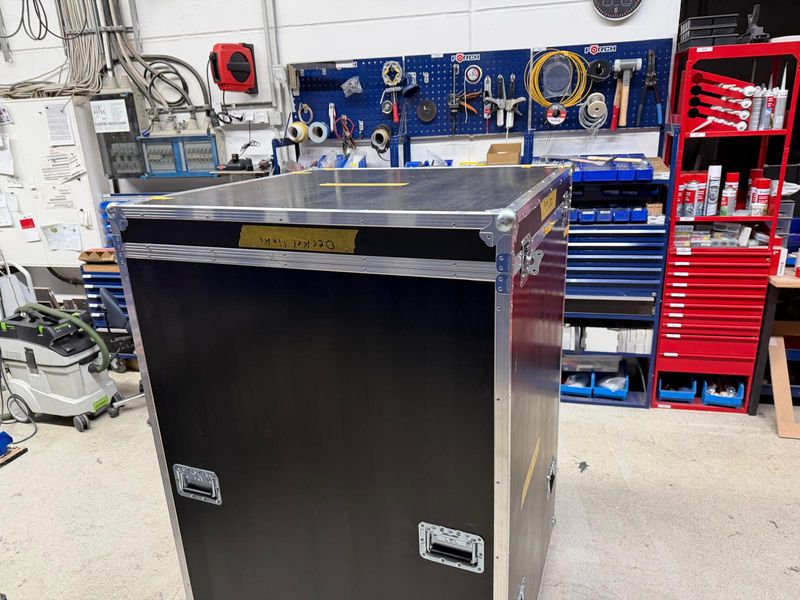 Großes fertiges Flightcase in der Werkstatt