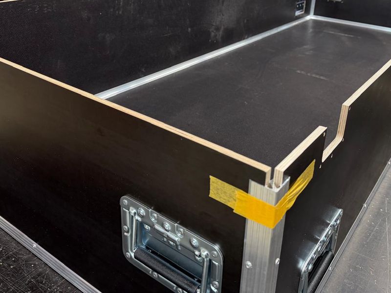 Innenecke eines Flightcase mit Alu-Profil, Multiplexkante und Einlassgriff