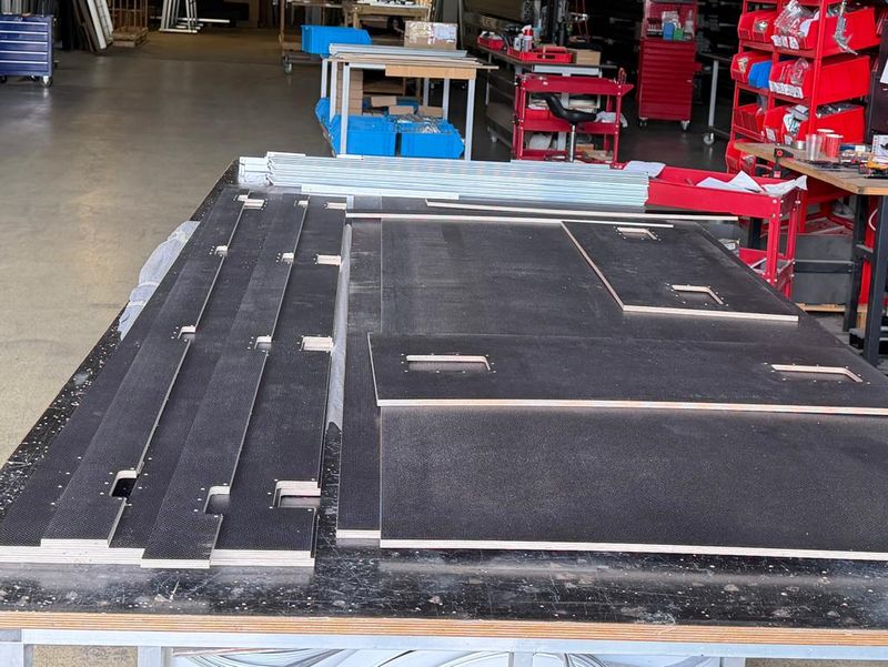 CNC-zugeschnittene Multiplexplatten mit Griffausschnitten auf der Werkbank